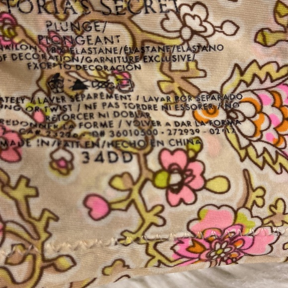 Victoria Secret Bra size 34DD it’s push up bra with adjustable strips - Picture 6 of 10